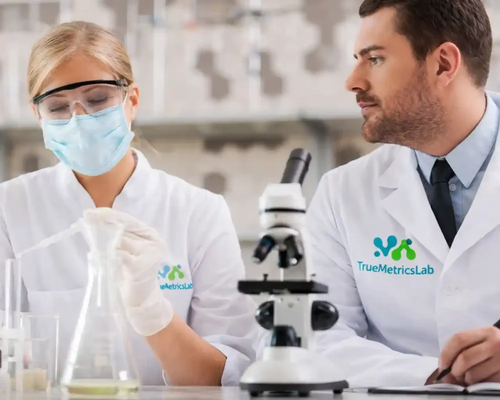 pesquisadores analisando peptideos
